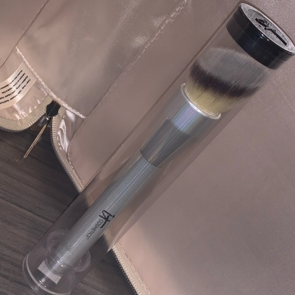IT Cosmetics NEW Angled Buffing Foundation Brush - Picture 2 of 8